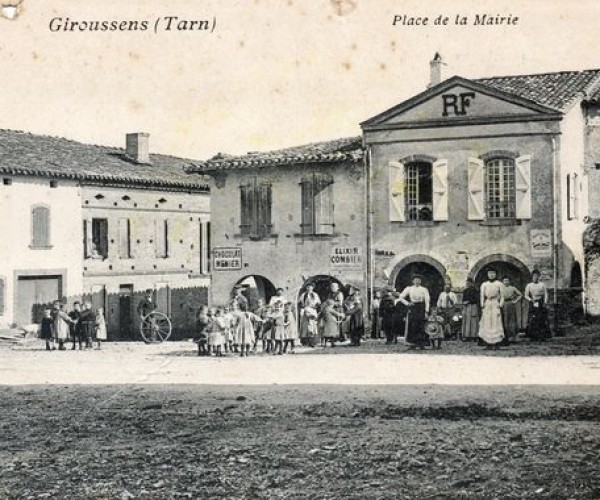 Giroussens__Tarn__Place_de_la_mairie_1908